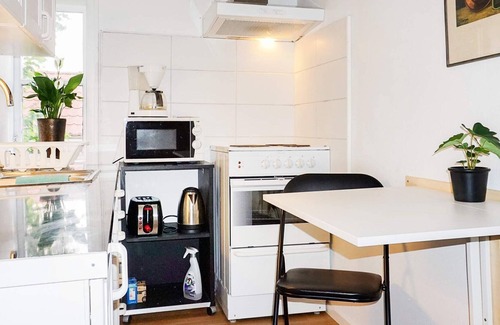 Monsteras House | Cozy Holiday Home for Two in MÖNSTERÅS with Kitchen