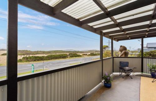 Surf Beach Apartment | Cozy Surf Beach Studio for Two - Rated 9.3 by Guests