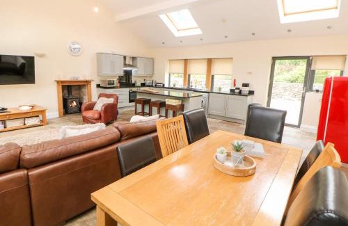 Hollow Meadows House | Pet-Friendly Retreat at 2 Pheasant Lane - A Cozy Escape