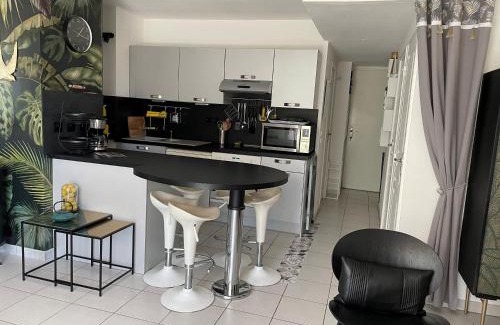 Martigues Apartment | Tranquil 2-Piece Retreat: Steps from the Ocean with Pool