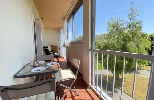 Roscoff Apartment | Oceanfront Retreat: 2 Rooms with Beachside Views