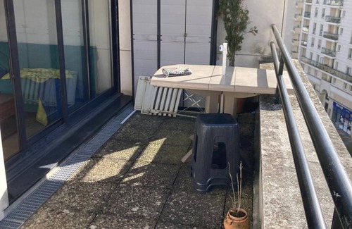 La Garenne-Colombes Apartment | Convenient 2-Piece Retreat Near Transport, 20 Min to Paris