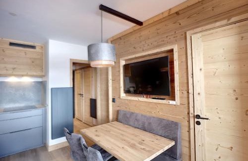Les Bruyeres Apartment | Cozy 2P Ski-In/Out Retreat with Scenic Mountain Views