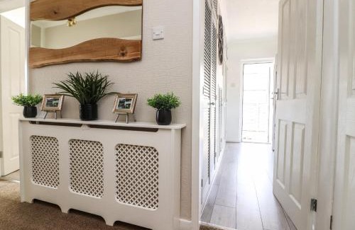 Garstang House | Pet-Friendly Retreat at 2 Pine Grove - Rated 9.3/10