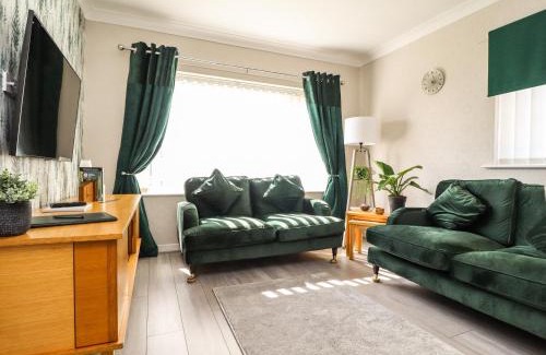 Garstang House | Pet-Friendly Retreat at 2 Pine Grove - Rated 9.3/10
