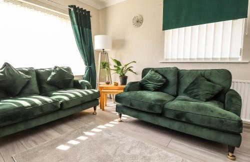 Garstang House | Pet-Friendly Retreat at 2 Pine Grove - Rated 9.3/10