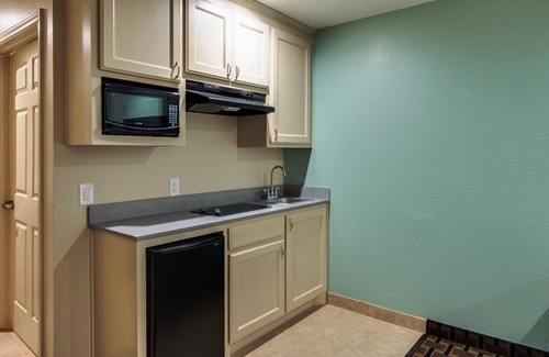 Fort Worth Hotel | 2 Queen Beds Kitchenette Non Smoking - Scottish Inns, Microwave, Free Parking