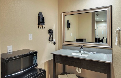 Fort Worth Hotel | 2 Queen Beds Kitchenette Non Smoking - Scottish Inns, Microwave, Free Parking
