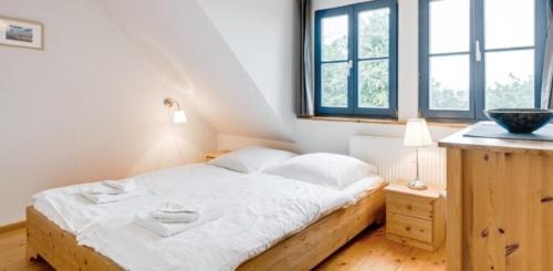 Warthe Apartment | Inviting 2-Room Apartment with Oceanfront Views