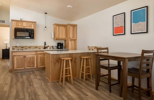 Boardman Hotel | Relaxing Cabins with Kitchens, Pool & Pet-Friendly Perks!