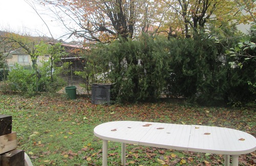Echirolles Apartment | Inviting 2-Room Retreat with Garden, Child & Pet Friendly