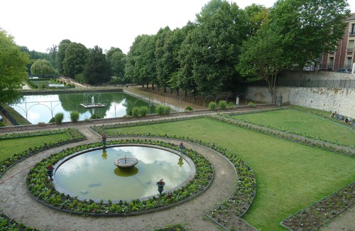 Carrieres-sur-Seine Apartment | Ideal 2-Room Apartment with Pool & Breakfast Included