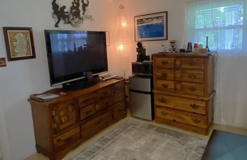 Barton Hills Apartment | Stylish 2 Room Suite in Barton Hills with Pool and Kitchen
