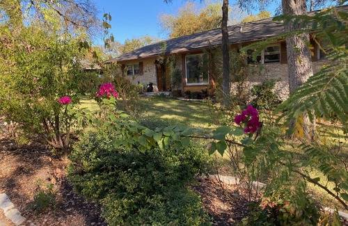 Barton Hills Apartment | Stylish 2 Room Suite in Barton Hills with Pool and Kitchen