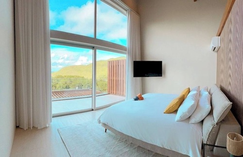 Bellevue Hotel | Ocean View Villa 8 with Jacuzzi & Kitchen Amenities