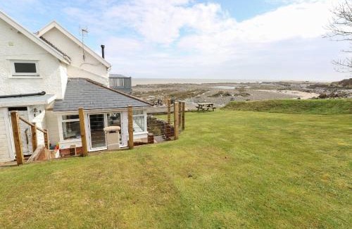 Horton House | Charming 2 Salt Cottage: Pet-Friendly Family Retreat
