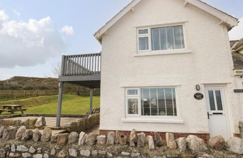 Horton House | Charming 2 Salt Cottage: Pet-Friendly Family Retreat