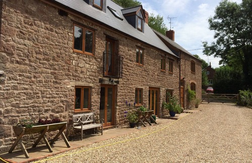 Lydney Apartment | Delightful Retreat with Garden & Two Bedrooms - Rated 9.6