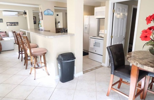 Mid Island House | Beachside Retreat: 2 Units for 16 Guests with Pool & Spa