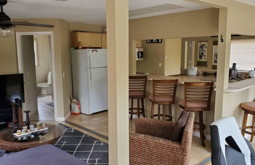 Mid Island House | Beachside Retreat: 2 Units for 16 Guests with Pool & Spa
