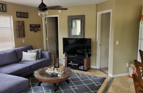 Mid Island House | Beachside Retreat: 2 Units for 16 Guests with Pool & Spa