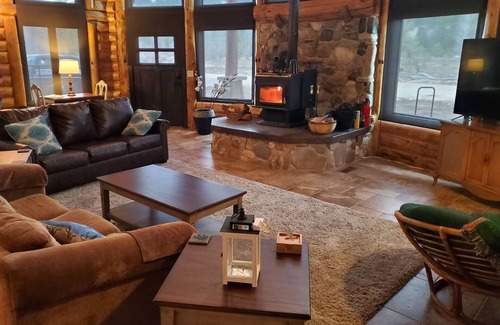 Mountain Home Cabin | Idyllic 2 Sisters Getaway: Cozy Cabin Near Trails & Lakes