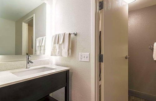 Salem Hotel | Budget-Friendly Stay at La Quinta by Wyndham Salem NH