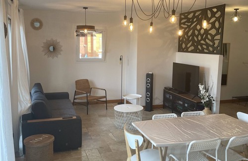 Parentis-en-Born Villa | Steps Away from the Lake: Family-Friendly Retreat