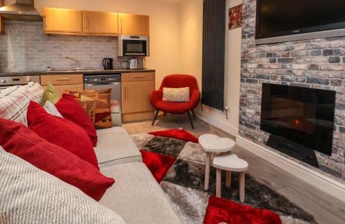 Gwersyllt House | Pet-Friendly 2 Stoneleigh Cottage: Rated 10/10 by Guests