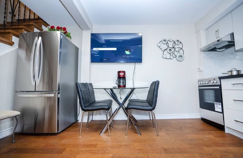 Cobourg House | Cozy 2-Bedroom Loft Minutes from Beach and Lake