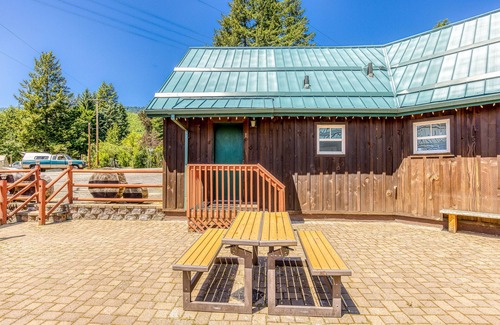 White Salmon Cabin | 2-story dog-friendly cabin near White Salmon River with mtn views, courtyard, AC
