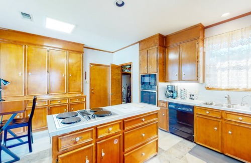 Kerrville House | Beautiful 2-Story Home with Spa, Balcony & Great Views
