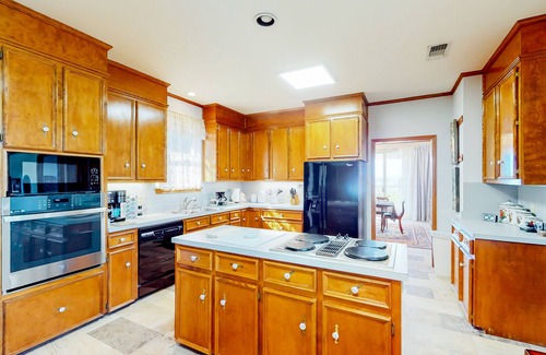Kerrville House | Beautiful 2-Story Home with Spa, Balcony & Great Views