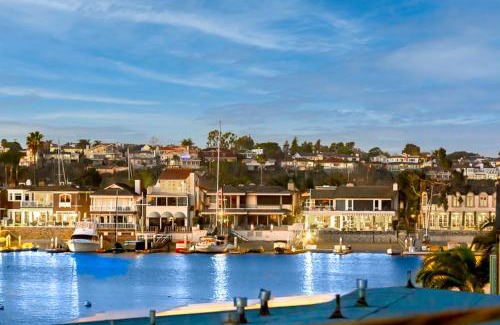 Balboa Peninsula House | Beautiful 2 Story Home with Rooftop Deck by the Beach