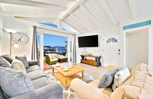 Balboa Peninsula House | Beautiful 2 Story Home with Rooftop Deck by the Beach