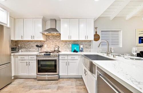 Balboa Peninsula House | Beautiful 2 Story Home with Rooftop Deck by the Beach