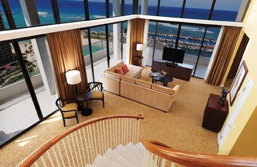 Waikiki Resort | Ocean View Penthouse: 3 Beds, Pool & Family-Friendly Fun