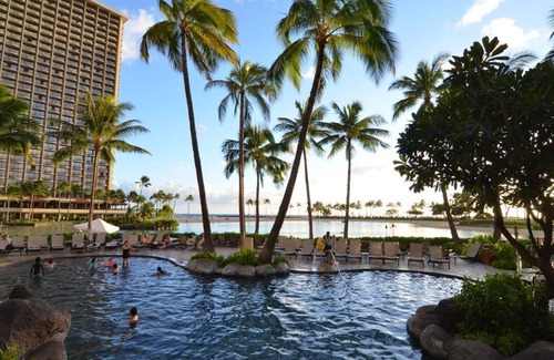 Waikiki Resort | Ocean View Penthouse: 3 Beds, Pool & Family-Friendly Fun