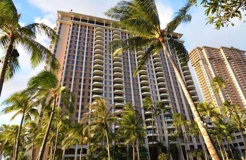 Waikiki Resort | Ocean View Penthouse: 3 Beds, Pool & Family-Friendly Fun
