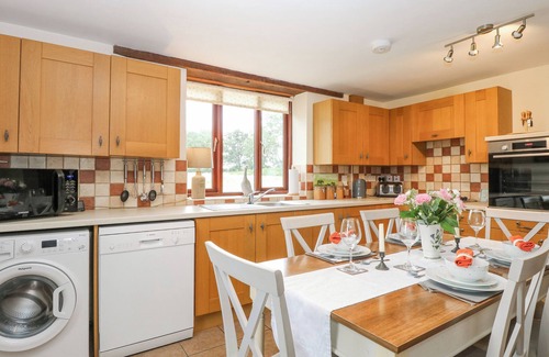 Hainford Cottage | Cozy 2 Stud Cottage: Family-Friendly with Kitchen & Breakfast
