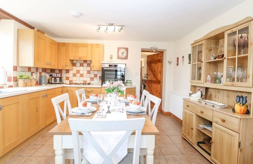 Hainford Cottage | Cozy 2 Stud Cottage: Family-Friendly with Kitchen & Breakfast