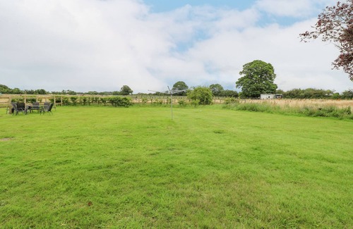 Hainford Cottage | Cozy 2 Stud Cottage: Family-Friendly with Kitchen & Breakfast