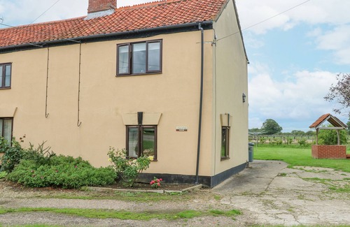 Hainford Cottage | Cozy 2 Stud Cottage: Family-Friendly with Kitchen & Breakfast