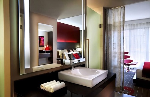 Gaslamp Quarter Hotel | Relaxing Suites with Pool & Spa at Hard Rock Hotel San Diego