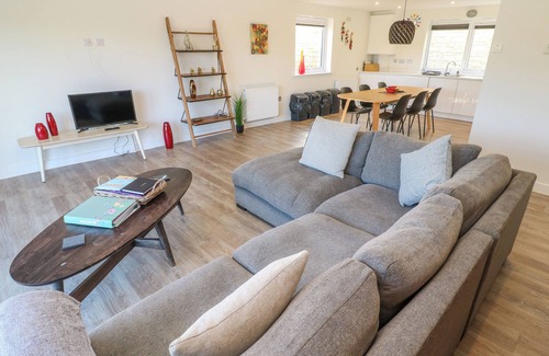 Maenporth Cottage | 2 THE DUNES, country holiday cottage, with a garden in Falmouth