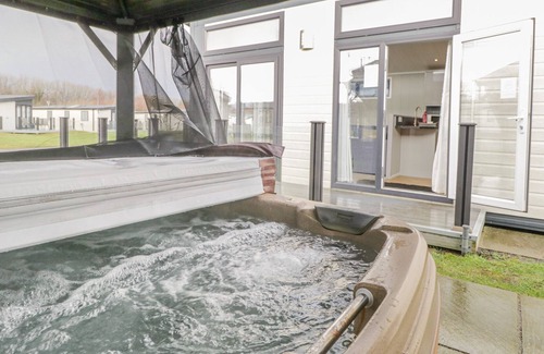 South Lakeland Leisure Village House | 2 THE YEALANDS, pet friendly, country holiday cottage in Carnforth