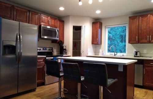 Renton House | Superb Townhomes with Smart TV & Child-Friendly Amenities