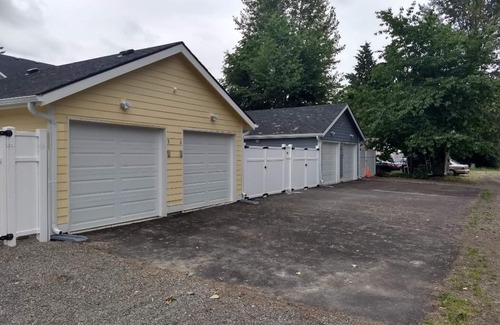 Renton House | Superb Townhomes with Smart TV & Child-Friendly Amenities