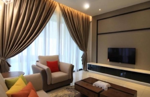 Seri Kembangan Apartment | Relaxing Tropical Evilla Executive Suite with Pool Access