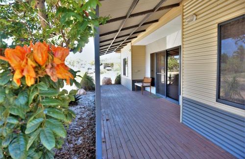 Exmouth House | Family-Friendly Retreat at 2 Trout Place - Pet Welcoming Stay